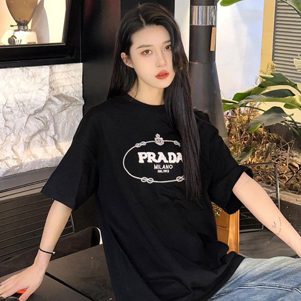 一目惚れ♪プラダ インターロック刺繍Tシャツ スーパーコピー puv68493